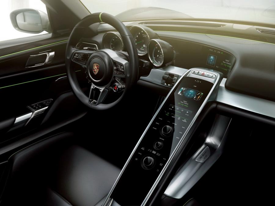 Интерьер Porsche 918 Spyder 2014 года  (фото 44 из 111)